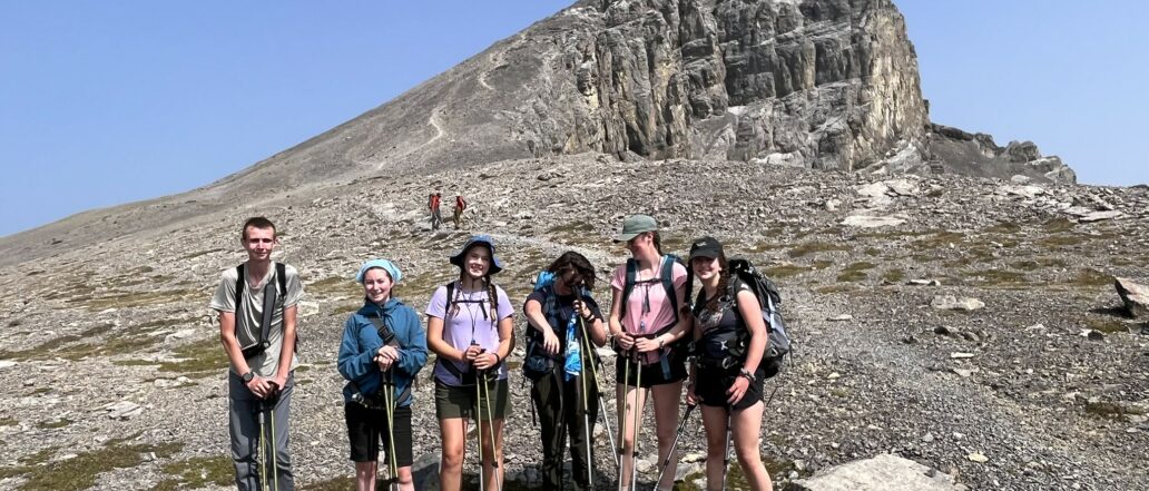 teens posing infront of mountains
